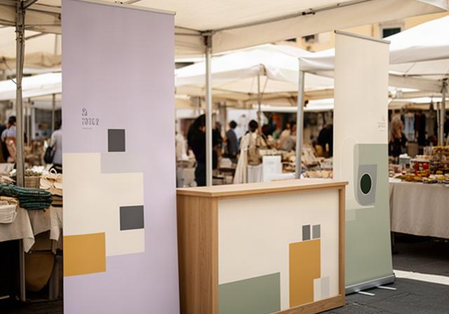 Mercatino ligure con roll-up, desk personalizzato e pannelli identificativi degli espositori